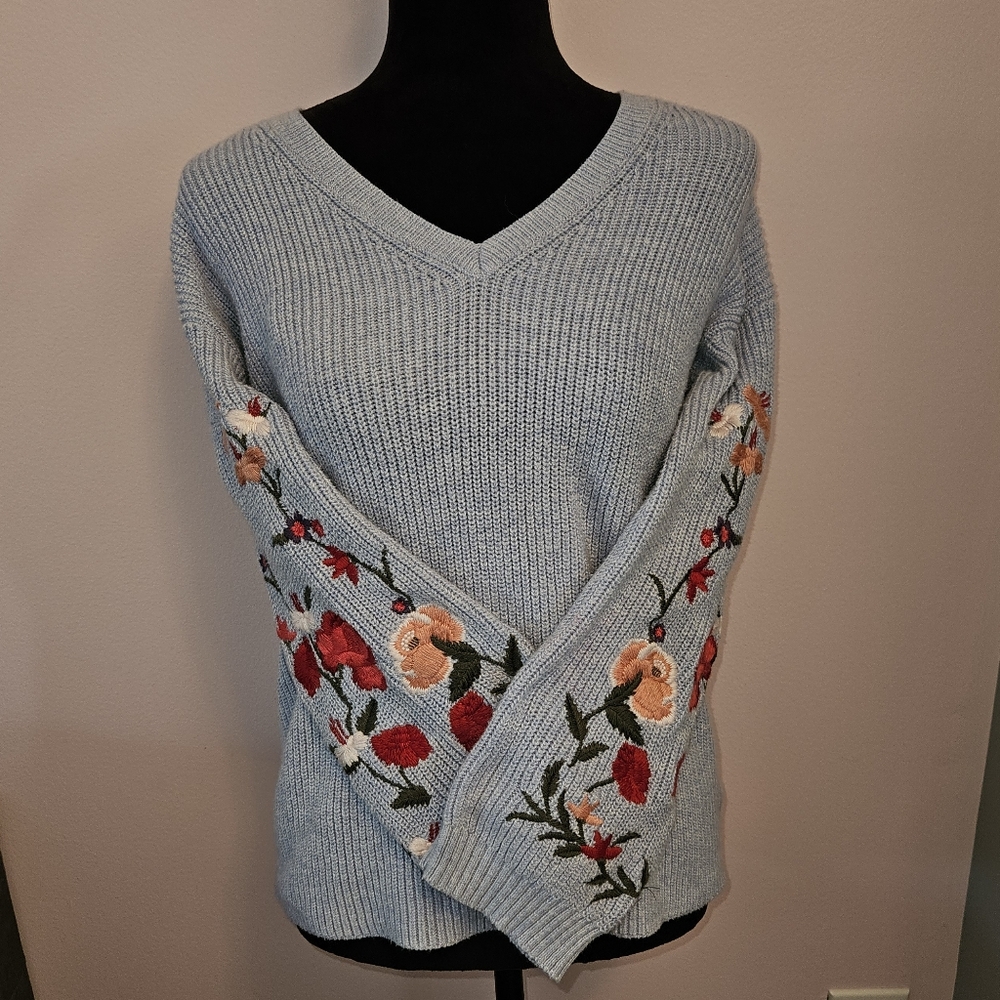 American Eagle Blue Floral Embroidered Sweater - Size Small🌹 - Picture 2 of 9